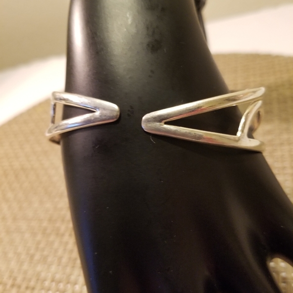 CLASSY BRACELET NWOT - Picture 10 of 10